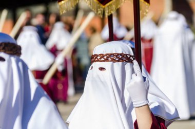 Velez Malaga, İspanya - 27 Mart 2018 insanlar geçit töreninde kutsal hafta İspanyol bir şehirde, Paskalya katılan
