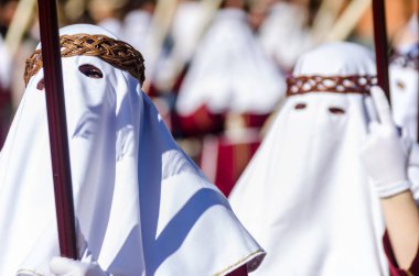 Velez Malaga, İspanya - 27 Mart 2018 insanlar geçit töreninde kutsal hafta İspanyol bir şehirde, Paskalya katılan