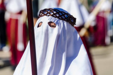 Velez Malaga, İspanya - 27 Mart 2018 insanlar geçit töreninde kutsal hafta İspanyol bir şehirde, Paskalya katılan