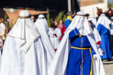 Velez Malaga, İspanya - 27 Mart 2018 insanlar geçit töreninde kutsal hafta İspanyol bir şehirde, Paskalya katılan