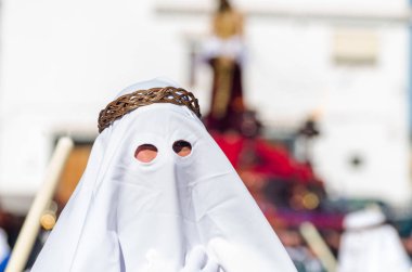 Velez Malaga, İspanya - 27 Mart 2018 insanlar geçit töreninde kutsal hafta İspanyol bir şehirde, Paskalya katılan