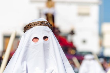 Velez Malaga, İspanya - 27 Mart 2018 insanlar geçit töreninde kutsal hafta İspanyol bir şehirde, Paskalya katılan