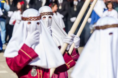 Velez Malaga, İspanya - 27 Mart 2018 insanlar geçit töreninde kutsal hafta İspanyol bir şehirde, Paskalya katılan