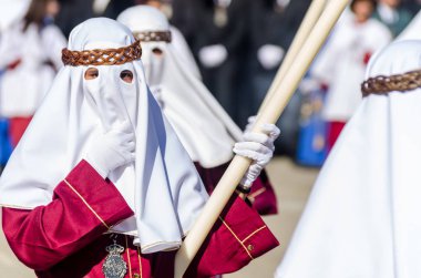 Velez Malaga, İspanya - 27 Mart 2018 insanlar geçit töreninde kutsal hafta İspanyol bir şehirde, Paskalya katılan