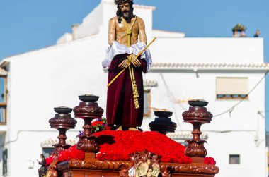 Velez Malaga, İspanya - 27 Mart 2018 insanlar geçit töreninde kutsal hafta İspanyol bir şehirde, Paskalya katılan