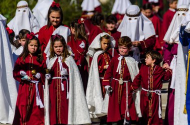 Velez Malaga, İspanya - 27 Mart 2018 insanlar geçit töreninde kutsal hafta İspanyol bir şehirde, Paskalya katılan