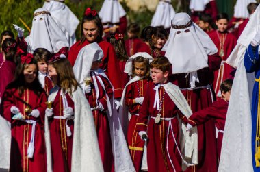 Velez Malaga, İspanya - 27 Mart 2018 insanlar geçit töreninde kutsal hafta İspanyol bir şehirde, Paskalya katılan