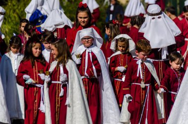 Velez Malaga, İspanya - 27 Mart 2018 insanlar geçit töreninde kutsal hafta İspanyol bir şehirde, Paskalya katılan
