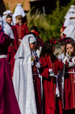Velez Malaga, İspanya - 27 Mart 2018 insanlar geçit töreninde kutsal hafta İspanyol bir şehirde, Paskalya katılan
