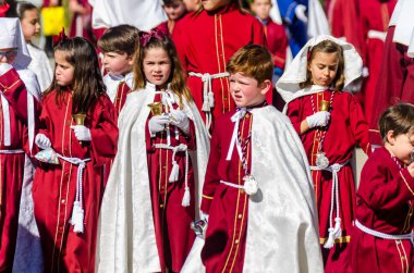 Velez Malaga, İspanya - 27 Mart 2018 insanlar geçit töreninde kutsal hafta İspanyol bir şehirde, Paskalya katılan