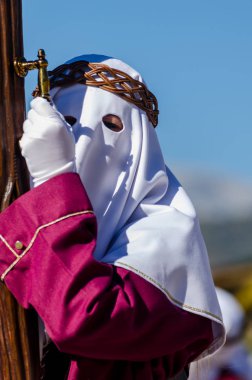 Velez Malaga, İspanya - 27 Mart 2018 insanlar geçit töreninde kutsal hafta İspanyol bir şehirde, Paskalya katılan