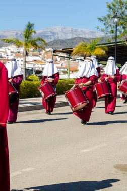 Velez Malaga, İspanya - 27 Mart 2018 insanlar geçit töreninde kutsal hafta İspanyol bir şehirde, Paskalya katılan