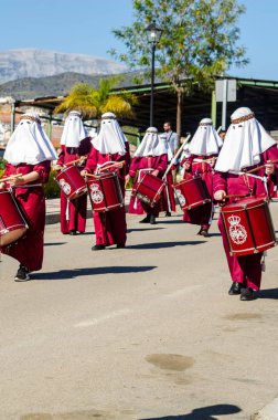 Velez Malaga, İspanya - 27 Mart 2018 insanlar geçit töreninde kutsal hafta İspanyol bir şehirde, Paskalya katılan