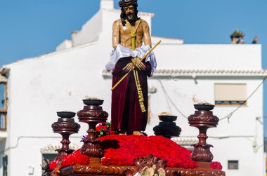 Velez Malaga, İspanya - 27 Mart 2018 insanlar geçit töreninde kutsal hafta İspanyol bir şehirde, Paskalya katılan