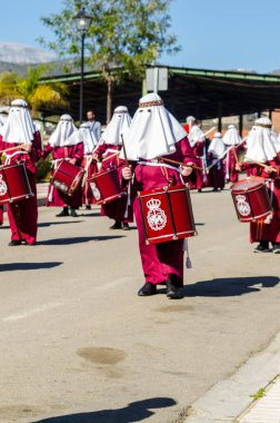 Velez Malaga, İspanya - 27 Mart 2018 insanlar geçit töreninde kutsal hafta İspanyol bir şehirde, Paskalya katılan
