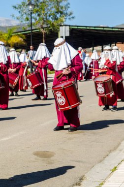 Velez Malaga, İspanya - 27 Mart 2018 insanlar geçit töreninde kutsal hafta İspanyol bir şehirde, Paskalya katılan