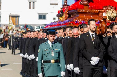 Velez Malaga, İspanya - 27 Mart 2018 insanlar geçit töreninde kutsal hafta İspanyol bir şehirde, Paskalya katılan