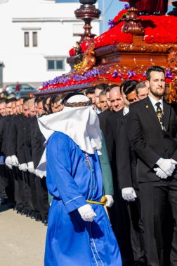 Velez Malaga, İspanya - 27 Mart 2018 insanlar geçit töreninde kutsal hafta İspanyol bir şehirde, Paskalya katılan