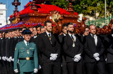 Velez Malaga, İspanya - 27 Mart 2018 insanlar geçit töreninde kutsal hafta İspanyol bir şehirde, Paskalya katılan