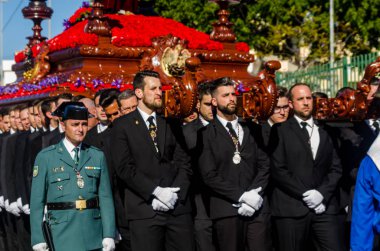 Velez Malaga, İspanya - 27 Mart 2018 insanlar geçit töreninde kutsal hafta İspanyol bir şehirde, Paskalya katılan