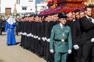 Velez Malaga, İspanya - 27 Mart 2018 insanlar geçit töreninde kutsal hafta İspanyol bir şehirde, Paskalya katılan
