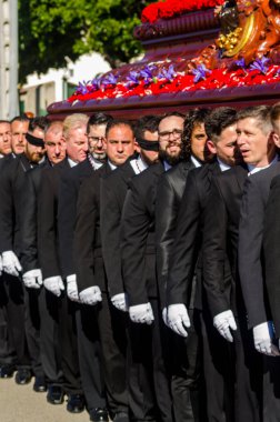 Velez Malaga, İspanya - 27 Mart 2018 insanlar geçit töreninde kutsal hafta İspanyol bir şehirde, Paskalya katılan