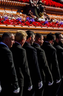 Velez Malaga, İspanya - 27 Mart 2018 insanlar geçit töreninde kutsal hafta İspanyol bir şehirde, Paskalya katılan