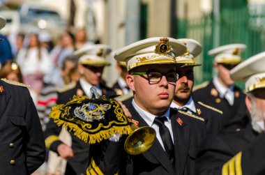 Velez Malaga, İspanya - 27 Mart 2018 insanlar geçit töreninde kutsal hafta İspanyol bir şehirde, Paskalya katılan