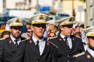 Velez Malaga, İspanya - 27 Mart 2018 insanlar geçit töreninde kutsal hafta İspanyol bir şehirde, Paskalya katılan