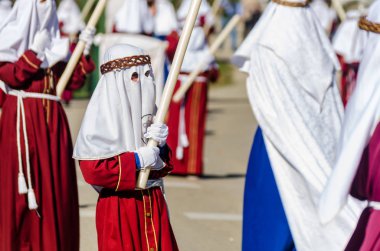 Velez Malaga, İspanya - 27 Mart 2018 insanlar geçit töreninde kutsal hafta İspanyol bir şehirde, Paskalya katılan