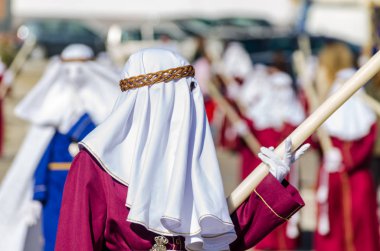 Velez Malaga, İspanya - 27 Mart 2018 insanlar geçit töreninde kutsal hafta İspanyol bir şehirde, Paskalya katılan