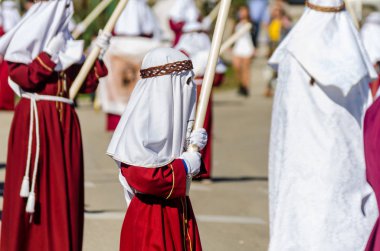 Velez Malaga, İspanya - 27 Mart 2018 insanlar geçit töreninde kutsal hafta İspanyol bir şehirde, Paskalya katılan