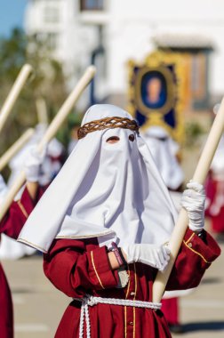Velez Malaga, İspanya - 27 Mart 2018 insanlar geçit töreninde kutsal hafta İspanyol bir şehirde, Paskalya katılan