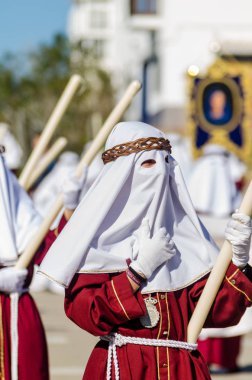 Velez Malaga, İspanya - 27 Mart 2018 insanlar geçit töreninde kutsal hafta İspanyol bir şehirde, Paskalya katılan