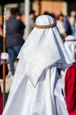 Velez Malaga, İspanya - 27 Mart 2018 insanlar geçit töreninde kutsal hafta İspanyol bir şehirde, Paskalya katılan