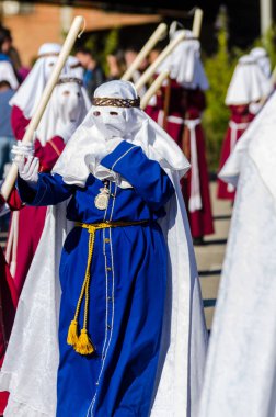 Velez Malaga, İspanya - 27 Mart 2018 insanlar geçit töreninde kutsal hafta İspanyol bir şehirde, Paskalya katılan