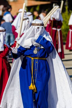 Velez Malaga, İspanya - 27 Mart 2018 insanlar geçit töreninde kutsal hafta İspanyol bir şehirde, Paskalya katılan