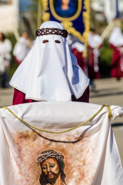 Velez Malaga, İspanya - 27 Mart 2018 insanlar geçit töreninde kutsal hafta İspanyol bir şehirde, Paskalya katılan
