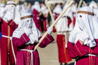 Velez Malaga, İspanya - 27 Mart 2018 insanlar geçit töreninde kutsal hafta İspanyol bir şehirde, Paskalya katılan