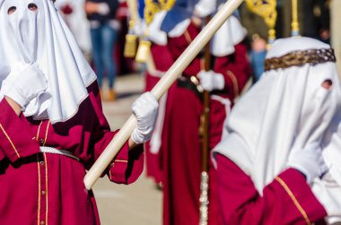 Velez Malaga, İspanya - 27 Mart 2018 insanlar geçit töreninde kutsal hafta İspanyol bir şehirde, Paskalya katılan