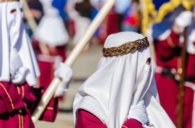 Velez Malaga, İspanya - 27 Mart 2018 insanlar geçit töreninde kutsal hafta İspanyol bir şehirde, Paskalya katılan