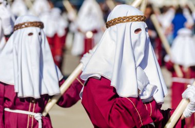 Velez Malaga, İspanya - 27 Mart 2018 insanlar geçit töreninde kutsal hafta İspanyol bir şehirde, Paskalya katılan