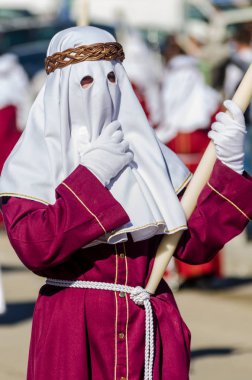 Velez Malaga, İspanya - 27 Mart 2018 insanlar geçit töreninde kutsal hafta İspanyol bir şehirde, Paskalya katılan