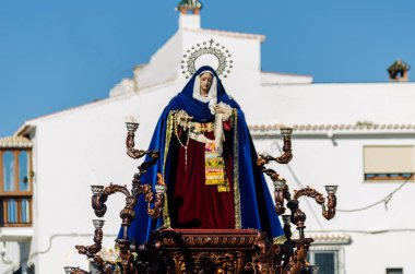 Velez Malaga, İspanya - 27 Mart 2018 insanlar geçit töreninde kutsal hafta İspanyol bir şehirde, Paskalya katılan
