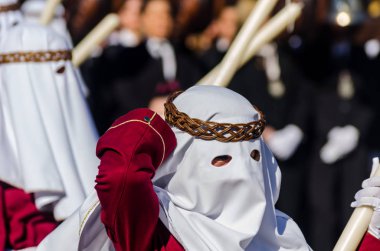 Velez Malaga, İspanya - 27 Mart 2018 insanlar geçit töreninde kutsal hafta İspanyol bir şehirde, Paskalya katılan