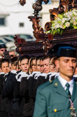Velez Malaga, İspanya - 27 Mart 2018 insanlar geçit töreninde kutsal hafta İspanyol bir şehirde, Paskalya katılan
