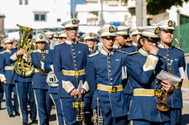Velez Malaga, İspanya - 27 Mart 2018 insanlar geçit töreninde kutsal hafta İspanyol bir şehirde, Paskalya katılan