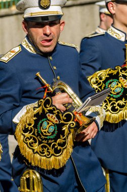 Velez Malaga, İspanya - 27 Mart 2018 insanlar geçit töreninde kutsal hafta İspanyol bir şehirde, Paskalya katılan