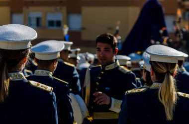 Velez Malaga, İspanya - 27 Mart 2018 insanlar geçit töreninde kutsal hafta İspanyol bir şehirde, Paskalya katılan