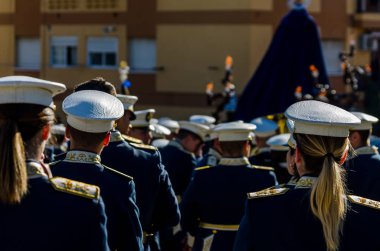 Velez Malaga, İspanya - 27 Mart 2018 insanlar geçit töreninde kutsal hafta İspanyol bir şehirde, Paskalya katılan